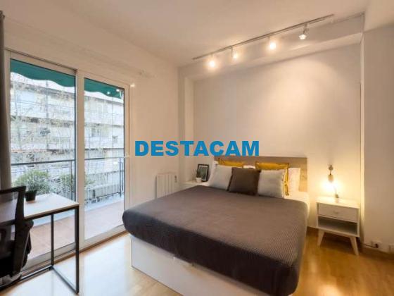 Se alquila habitación en piso de 6 habitaciones en Barcelona