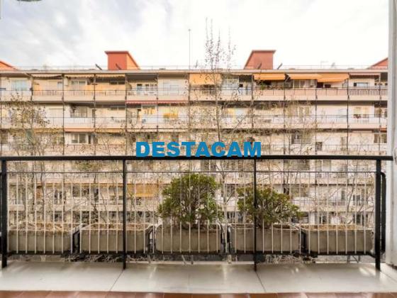 Se alquila habitación en piso de 6 habitaciones en Barcelona