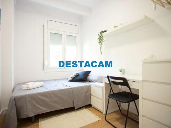 Acogedora habitación en apartamento de 4 dormitorios en Sants, Barcelona