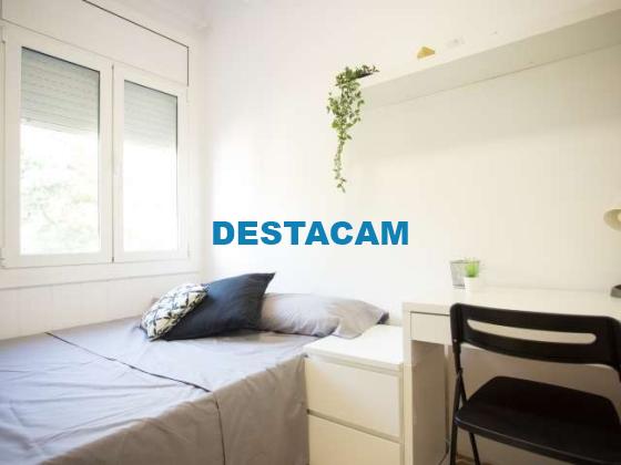 Acogedora habitación en apartamento de 4 dormitorios en Sants, Barcelona