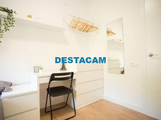 Acogedora habitación en apartamento de 4 dormitorios en Sants, Barcelona