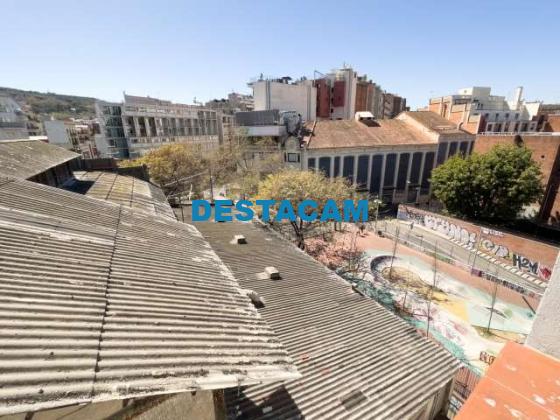 Se alquila habitación en piso de 5 habitaciones en El Raval, Barcelona