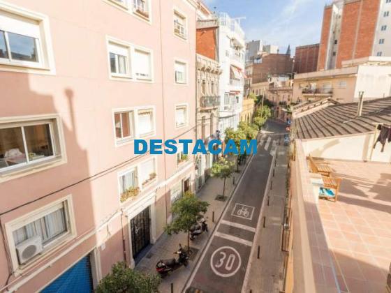 Se alquila habitación en apartamento de 4 dormitorios en Sants