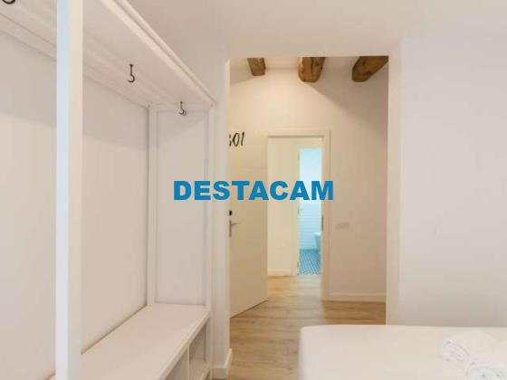 Se alquila habitación en piso de 6 habitaciones en Barcelona