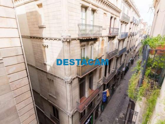 Se alquila habitación en piso de 7 habitaciones en Barcelona