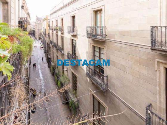 Se alquila habitación en piso de 7 habitaciones en Barcelona