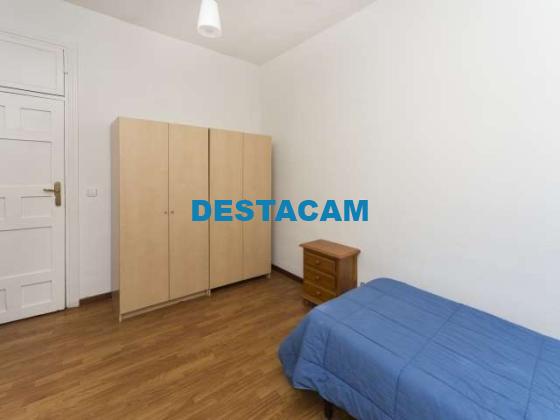 Habitación enorme en un apartamento de 9 dormitorios en Malasaña, Madrid