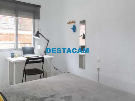 Habitación en piso de 5 dormitorios en alquiler en Carabanchel, Madrid