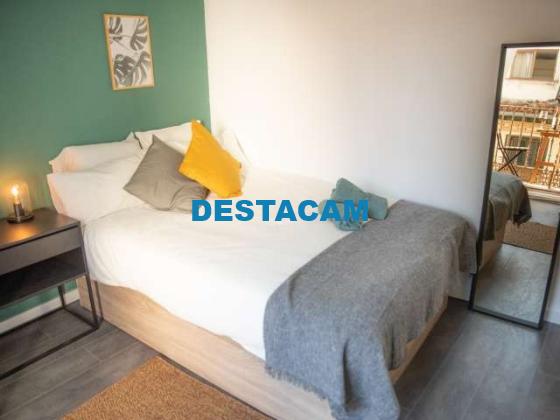 Se alquilan habitaciones en un apartamento de 8 dormitorios en La Latina, Madrid