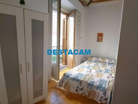 Se alquila habitación en apartamento de 7 dormitorios en Malasaña, Madrid