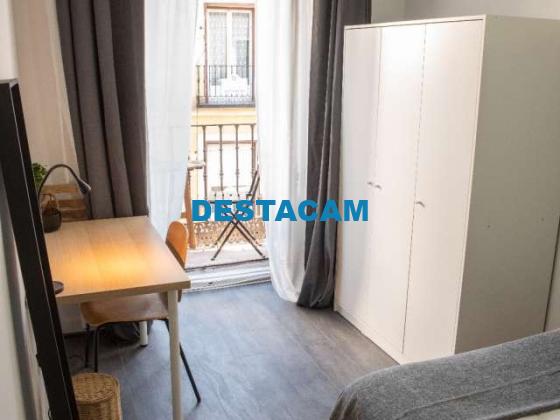 Se alquilan habitaciones en un apartamento de 8 dormitorios en La Latina, Madrid