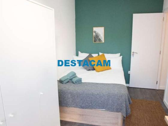 Se alquilan habitaciones en un apartamento de 8 dormitorios en La Latina, Madrid