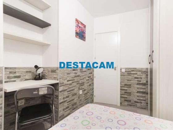 Habitación decorada en apartamento de 4 dormitorios en Acacias, Madrid