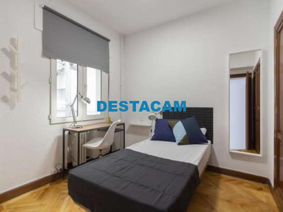 Habitación soleada en apartamento de 6 dormitorios en Retiro, Madrid