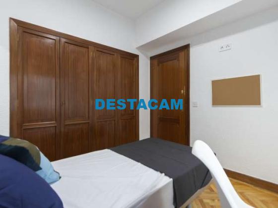 Habitación soleada en apartamento de 6 dormitorios en Retiro, Madrid