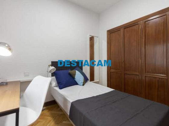 Habitación soleada en apartamento de 6 dormitorios en Retiro, Madrid