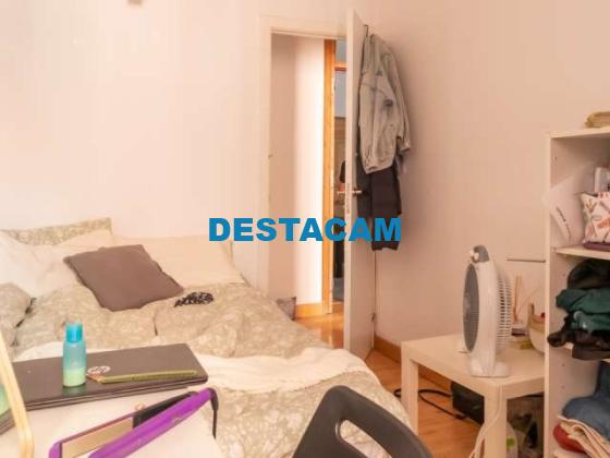 Se alquila habitación en apartamento de 7 dormitorios en Malasaña, Madrid