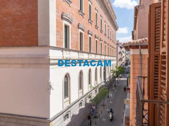 Se alquila habitación en apartamento de 7 dormitorios en Malasaña, Madrid