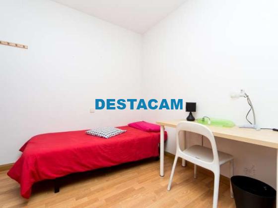 Se alquila habitación en apartamento de 8 dormitorios en Lavapiés, Madrid