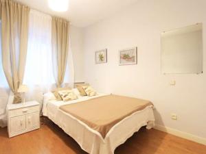 Buena habitación en apartamento de 5 dormitorios en Chamartín, Madrid