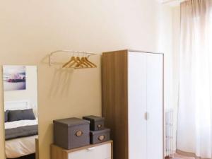 Habitación acogedora en apartamento de 5 dormitorios en Tetuán, Madrid